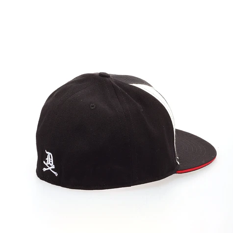 Dissizit! - Alive fitted hat type 2
