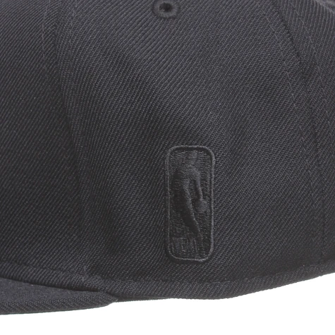 Mitchell & Ness - San Antonio Spurs NBA Arch Black On Black Snapback Cap
