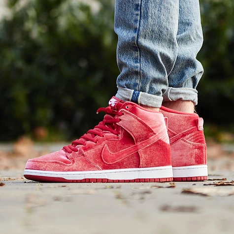 Nike SB - Dunk High Premium "Red Velvet"