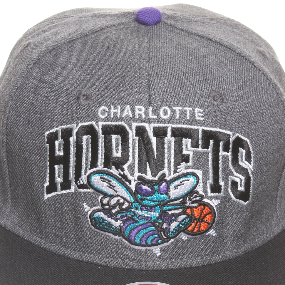Mitchell & Ness - Charlotte Hornets NBA Arch W/Logo G2 Snapback Cap