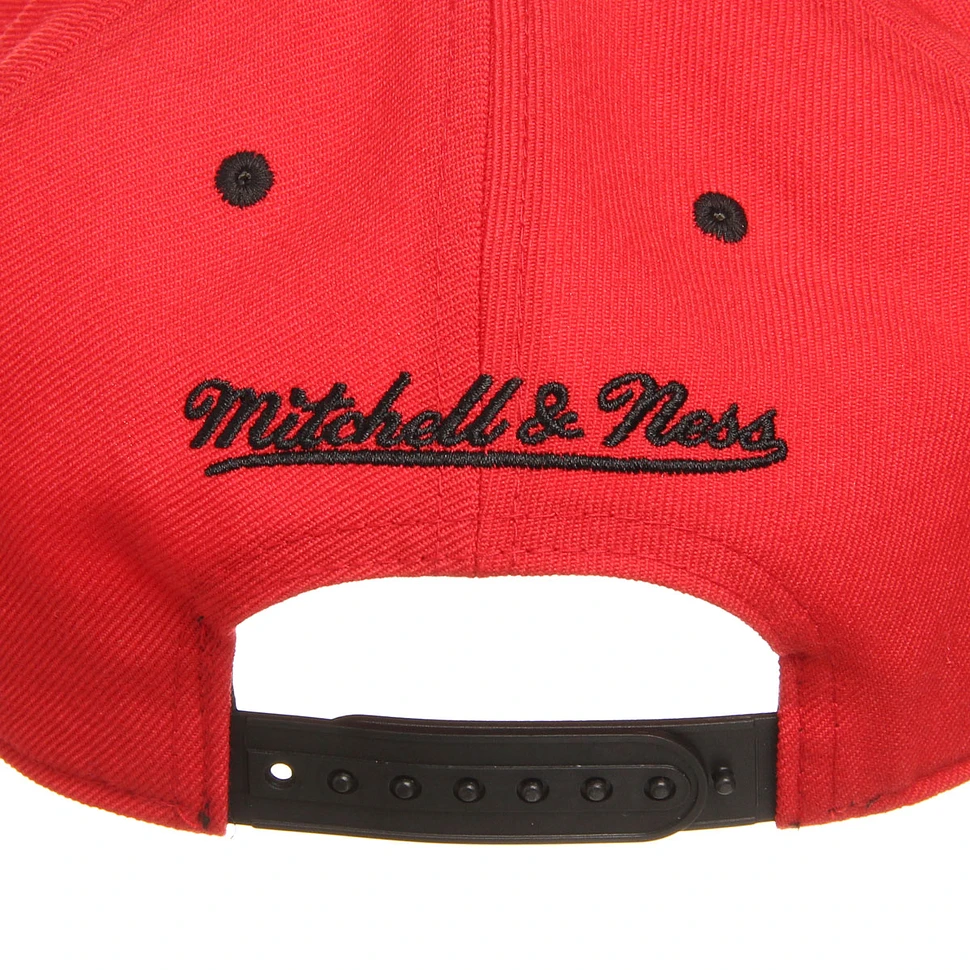 Mitchell & Ness - Chicago Blackhawks NHL Leather Team Arch Snapback Cap