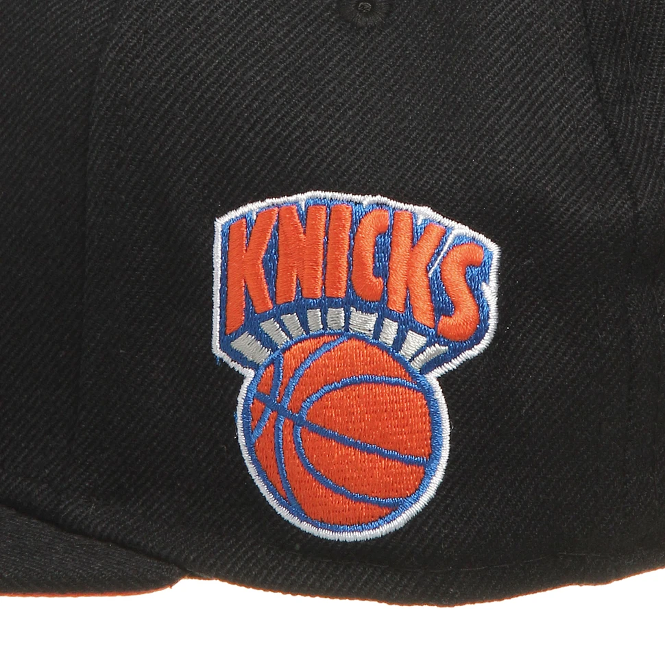 Mitchell & Ness - New York Knicks NBA Blacked Out Sonic Snapback Cap